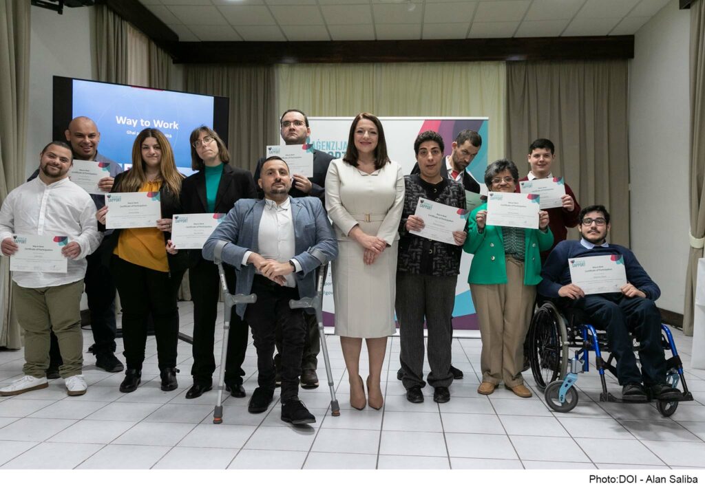 Il-grupp ta' 11-il persuna biċ-ċertifikat mal-Ministru u l-Kap Eżekuttiv