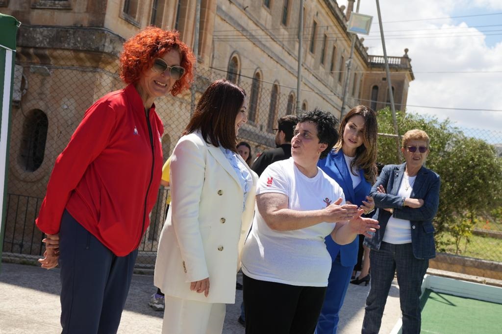 Il-Ministru Julia Farrugia Portelli, Dr Lydia Abela, u d-Direttur Anna Calleja jitkellmu ma' klijenta ta' Aġenzija Sapport.