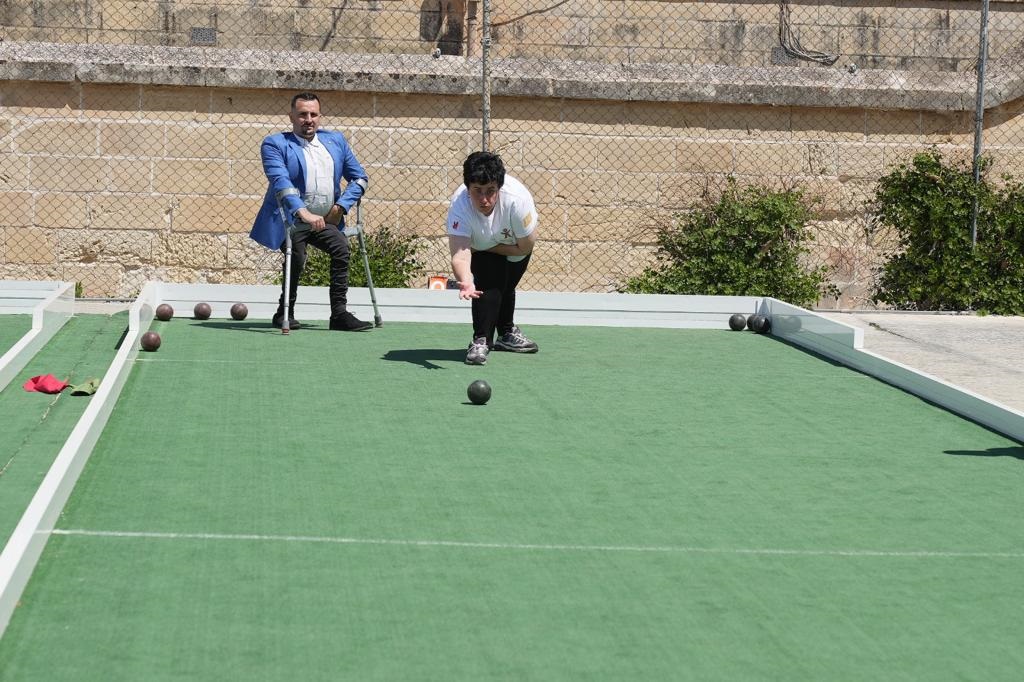 Il-Kap Eżekuttiv ta' Aġenzija Sapport Oliver Scicluna ma' klijenta f'logħba tal-bocce.