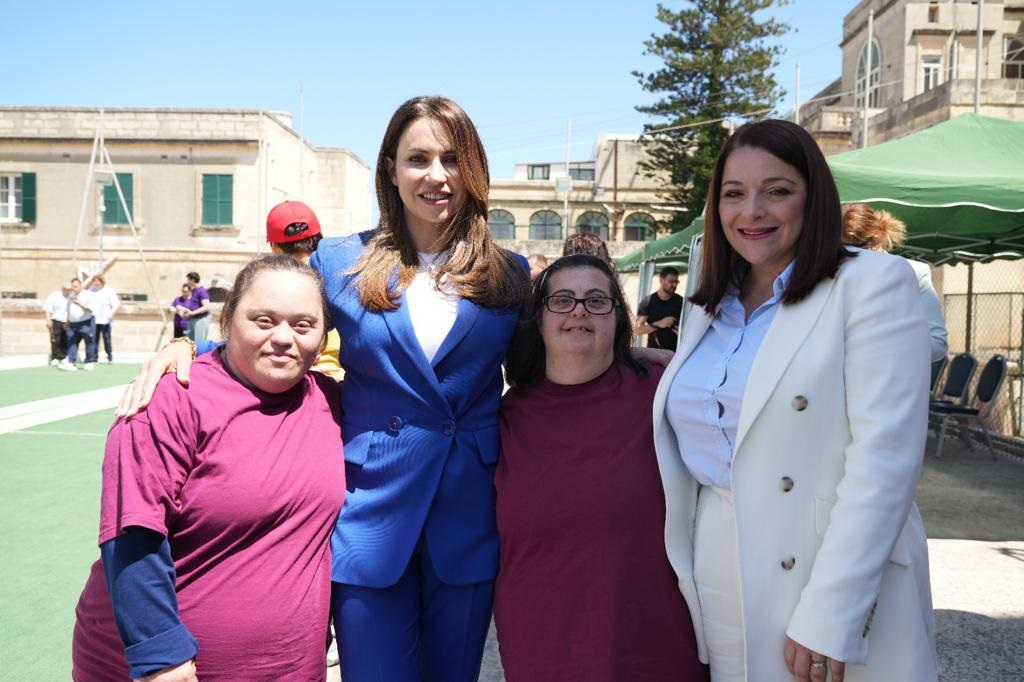 Il-Ministru Julia Farrugia Portelli u Dr Lydia Abela flimkien ma' żewġt klijenti ta' Aġenzija Sapport li jitħarġu fil-logħob tal-bocce.