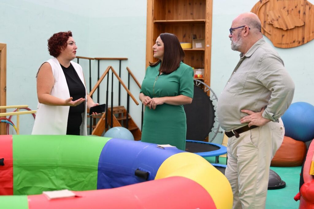 Iċ-Chairperson ta’ Voice for Inclusion Gozo - Pauliana Said, il-Ministru għall-Inklużjoni u l-Volontarjat - Julia Farrugia Portelli u l-Kap Eżekuttiv tal-MCVS - Mauro Pace Parascandolo