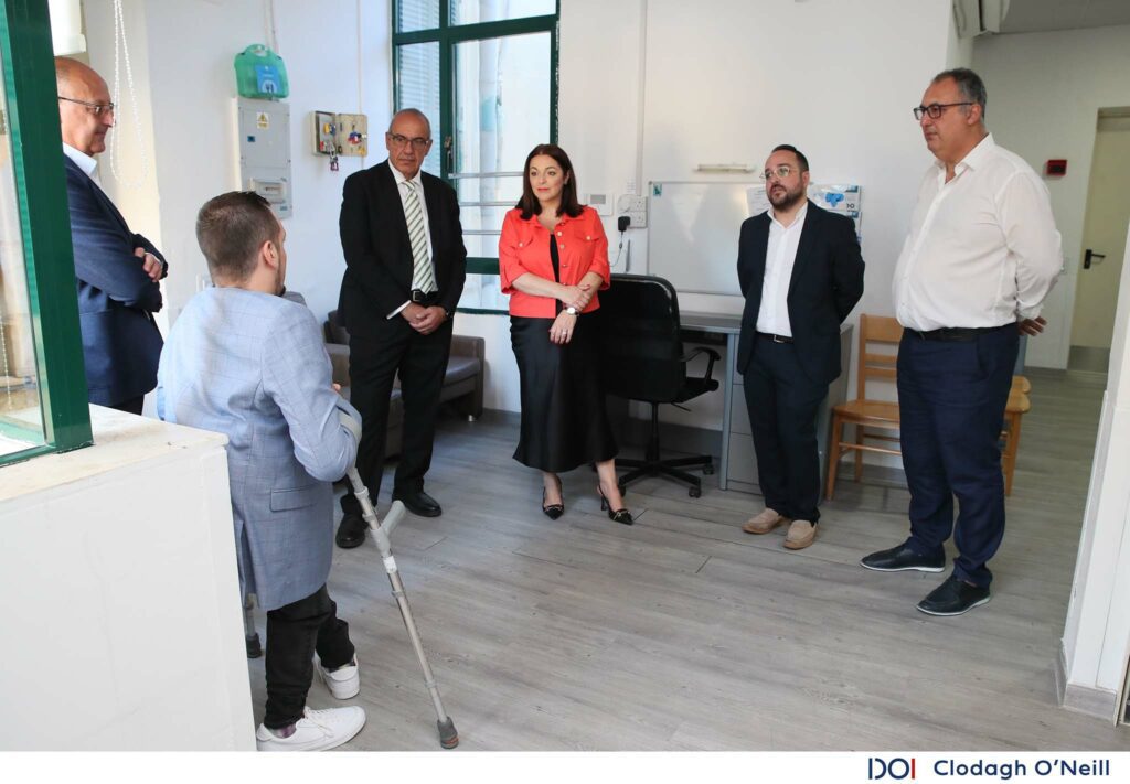 Il-mistiedna preżenti jiddiskutu flimkien.