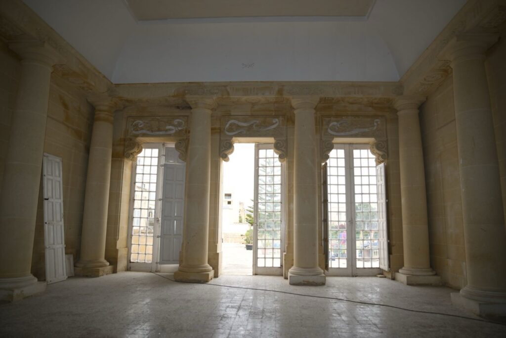 Entratura minn ġewwa tal-binja f’Għajnsielem, Għawdex.