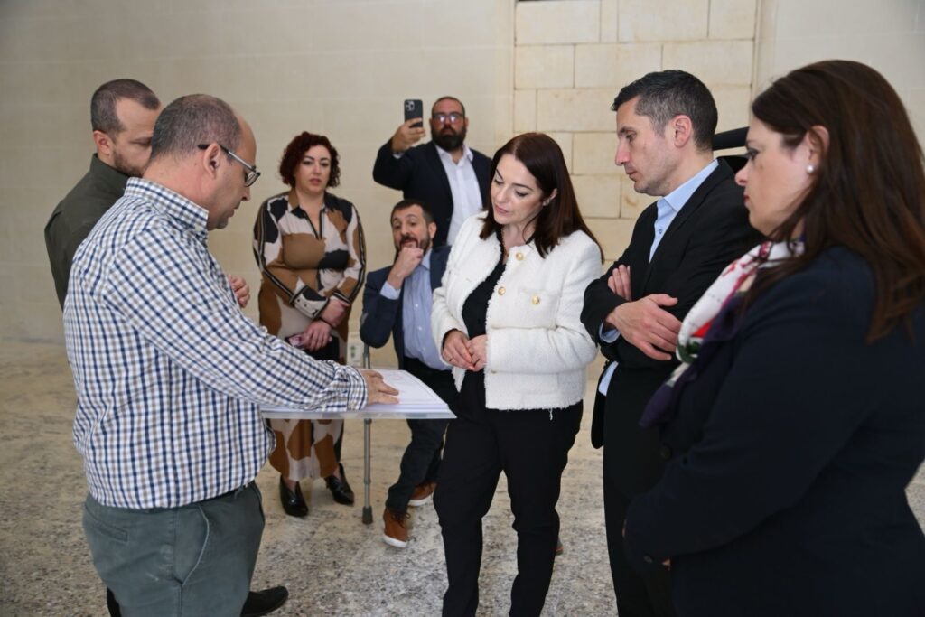 Ministru Julia Farrugia qed tiġi murija l-pjanta tax-xogħlijiet strutturali fil-binja f’Għajnsielem, Għawdex.