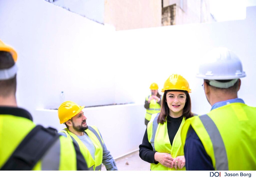 Il-Ministru Julia Farrugia u l-Kap Eżekuttiv ta' Aġenzija Sapport Oliver Scicluna jiddiskutu x-xogħlijiet li għaddejin fiċ-ċentru ta’ għajxien indipendenti fil-Fgura.