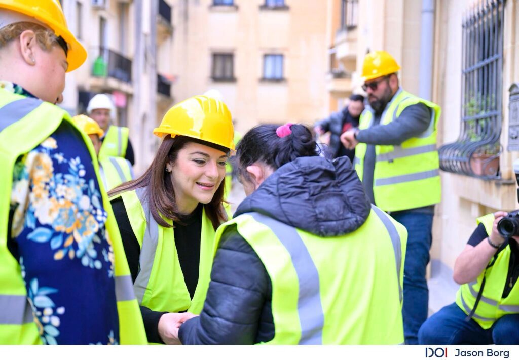 Il-Ministru Julia Farrugia titkellem ma' persuna b'diżabilità li ser tgħix fiċ-ċentru ta’ għajxien indipendenti.