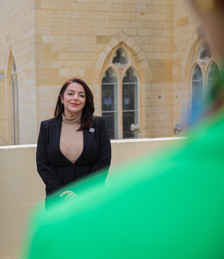 Il-Ministru Julia Farrugia waqt l-intervent tagħha fil-binja l-ġdida fil-Balluta.
