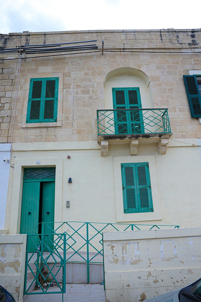 Il-faċċata tal-binja fil-Balluta.