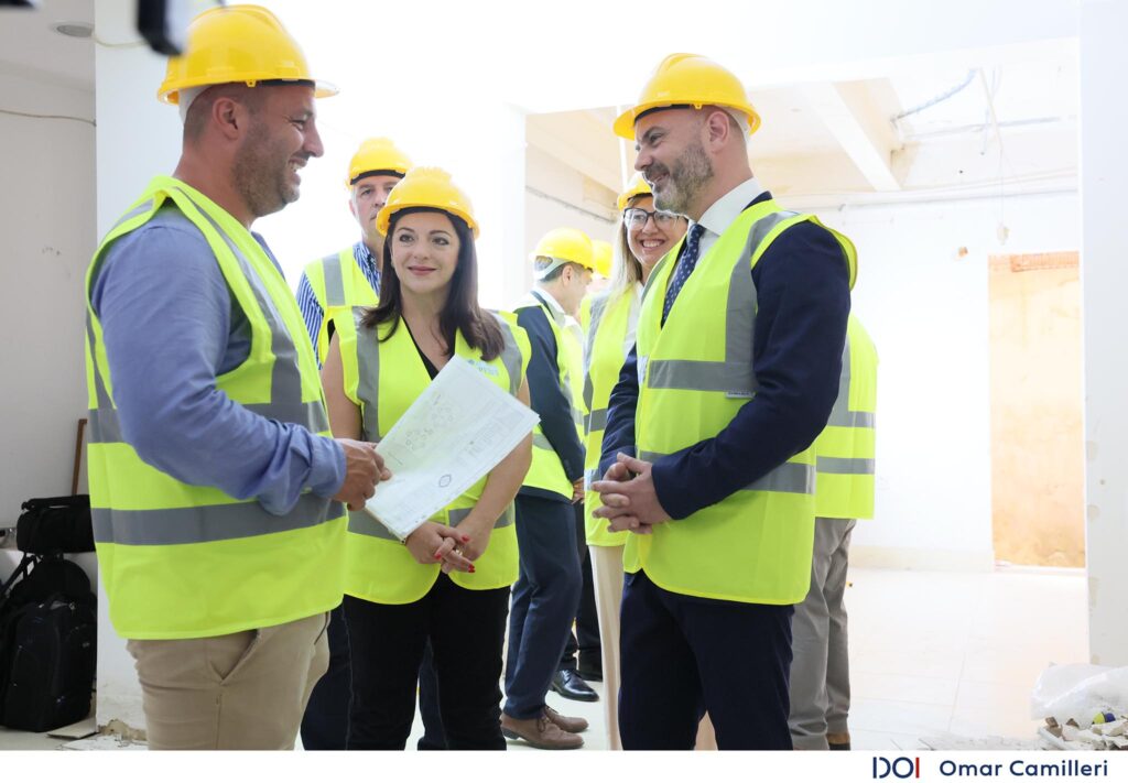Il-Ministru Julia Farrugia, Il-Ministru Owen Bonnici u ħaddiema ta' Aġenzija Sapport jiddiskutu l-propjetà fil-Gżira li se tinbidel fiċ-Ċentru l-ġdid ta’ matul il-jum