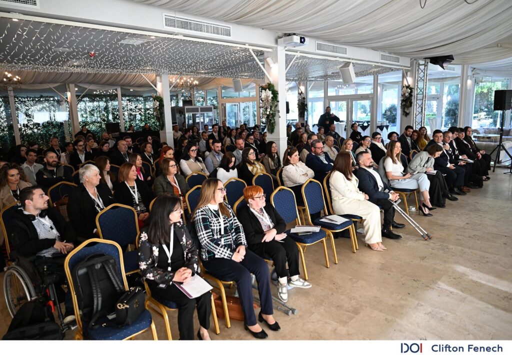 L-udjenza waqt il-konferenza