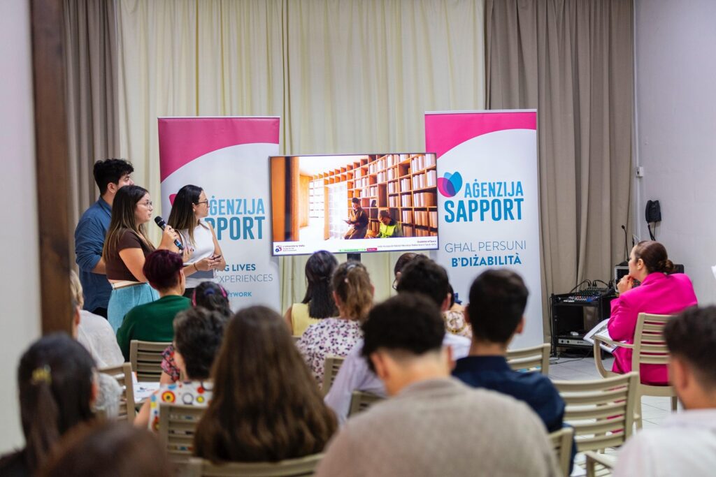 Studenti tal-arkitettura mill-Università ta' Malta
