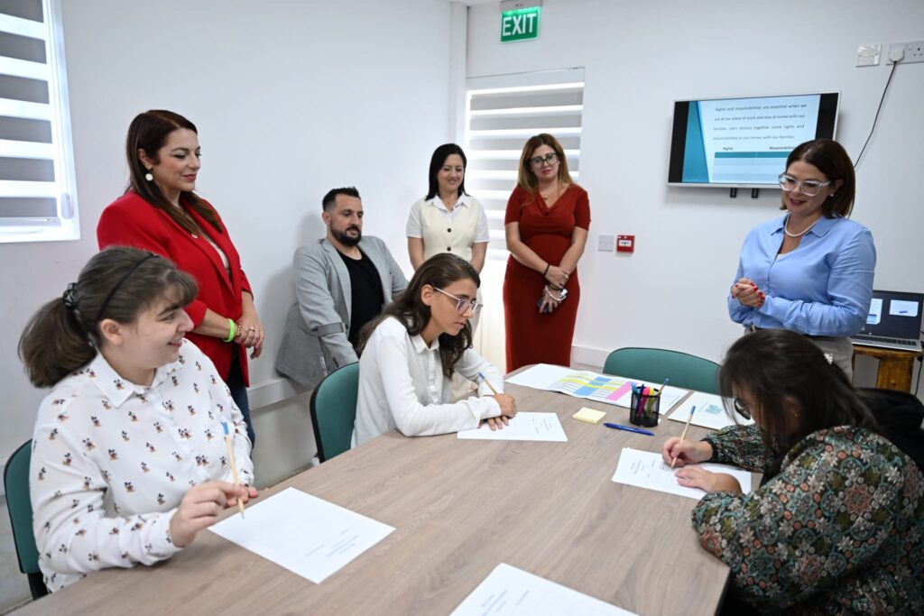Tlett parteċipanti mdawrin madwar mejda waqt sessjoni ta' Way to Work fil-preżenza tal-Ministru Julia Farrugia, Kap Eżekuttiv Oliver Scicluna, u membri tal-maniġment.