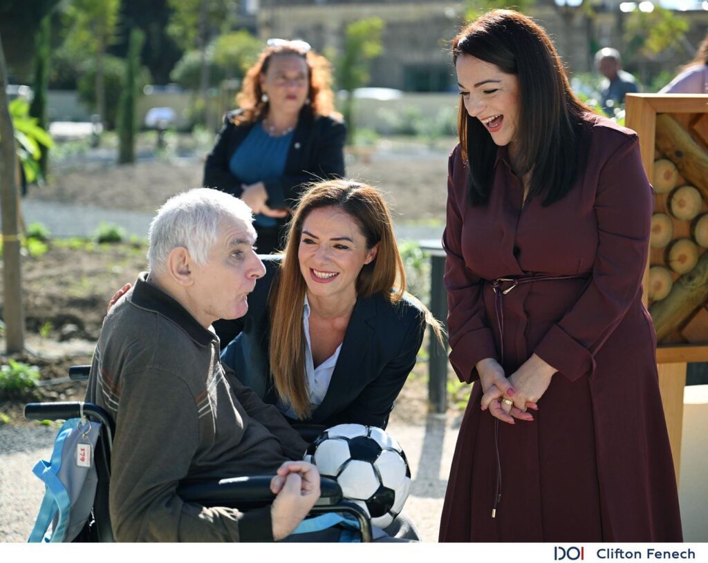 Il-Ministru Julia Farrugia i l-Ministru Miriam Dalli ma' persuna b'diżabilità