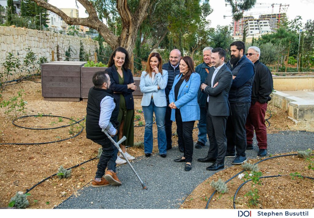 Il-Ministri, Kap Eżekuttiv, it-tim ta' Project Green, membri mill-kunsill lokali ta' Pembroke jitkellmu fil-ġnien