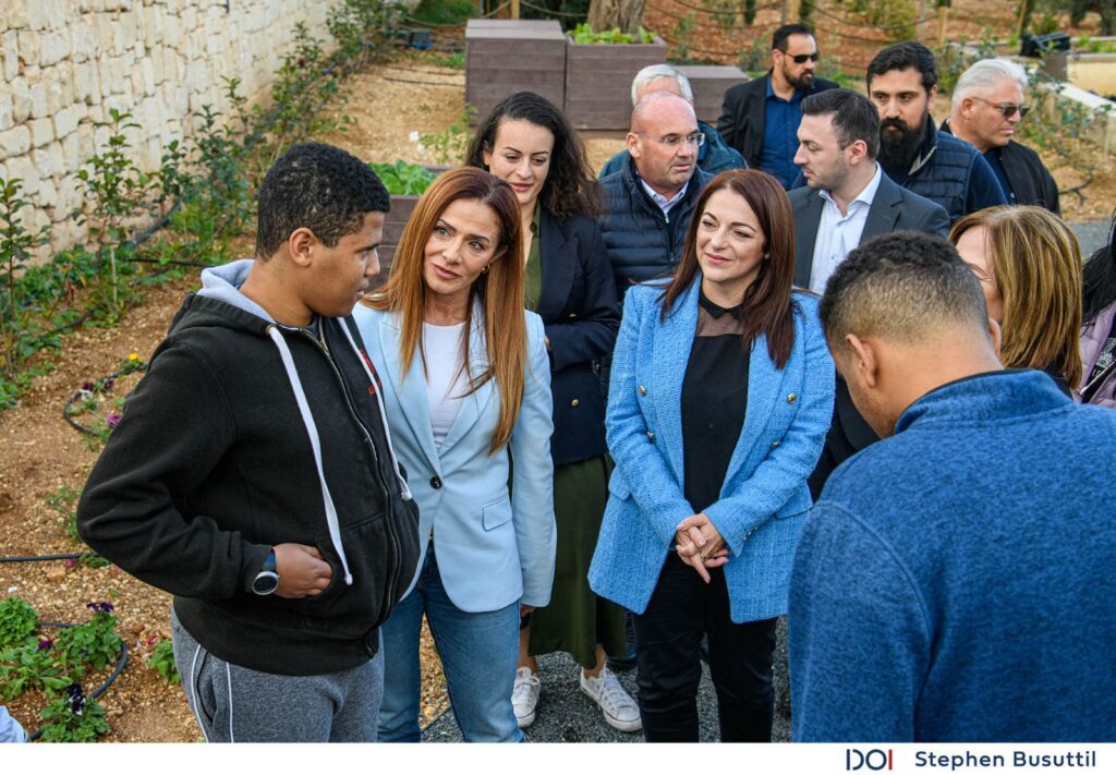 Il-Ministri, Kap Eżekuttiv, it-tim ta' Project Green, membri mill-kunsill lokali ta' Pembroke jitkellmu ma' resident minn Dar Warda.