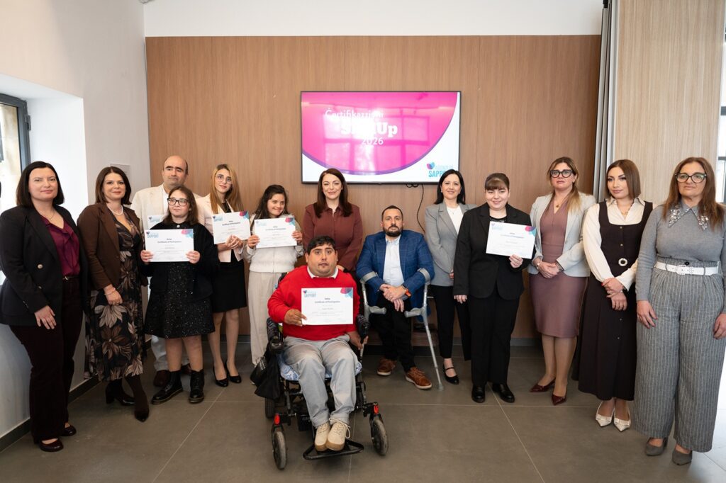 Grupp ta' parteċipanti żżommu ċ-ċertifikat flimkien mal-Ministru Julia Farrugia, il-Kap Eżekuttiv Oliver Scicluna, u t-tim ta' SkillUp.