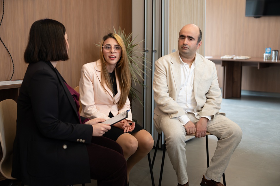 Moderatur u żewg parteċipanti ta' SkillUp waqt panel