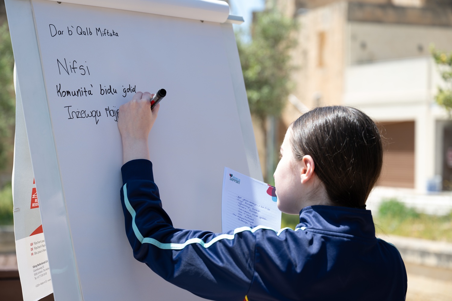 Studenta tikteb fuq flip chart