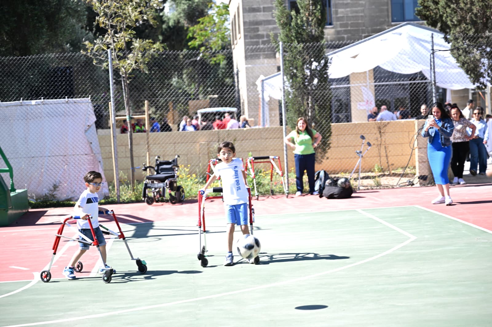 Tfal jilagħbu frame futbol
