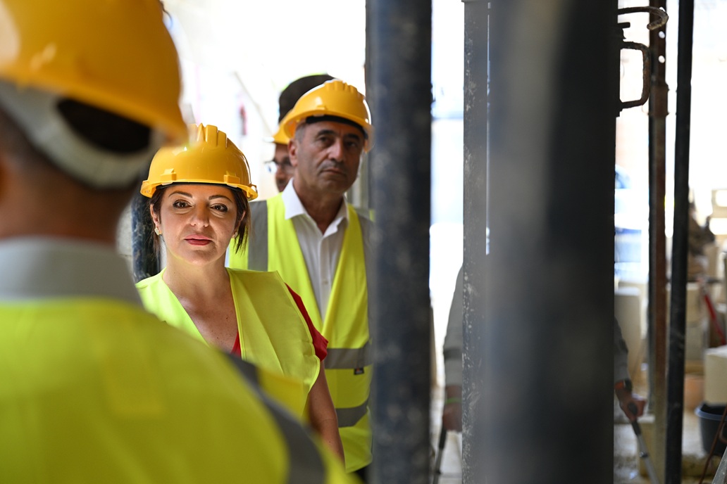 Il-Ministru Julia Farrugia u s-Sindku Raymond Schembri ġewwa l-binja 