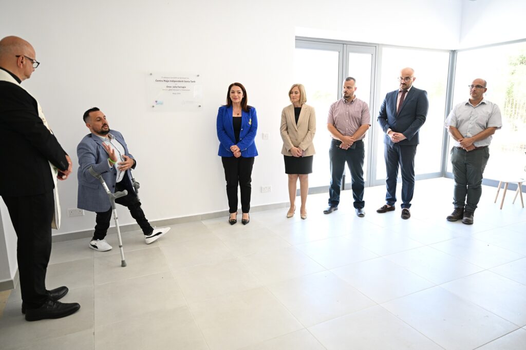 Julia Farrugia, Oliver Scicluna, u ħaddiema minn Aġenzija Sapport ġewwa l-binja l-ġdida ta' STILC