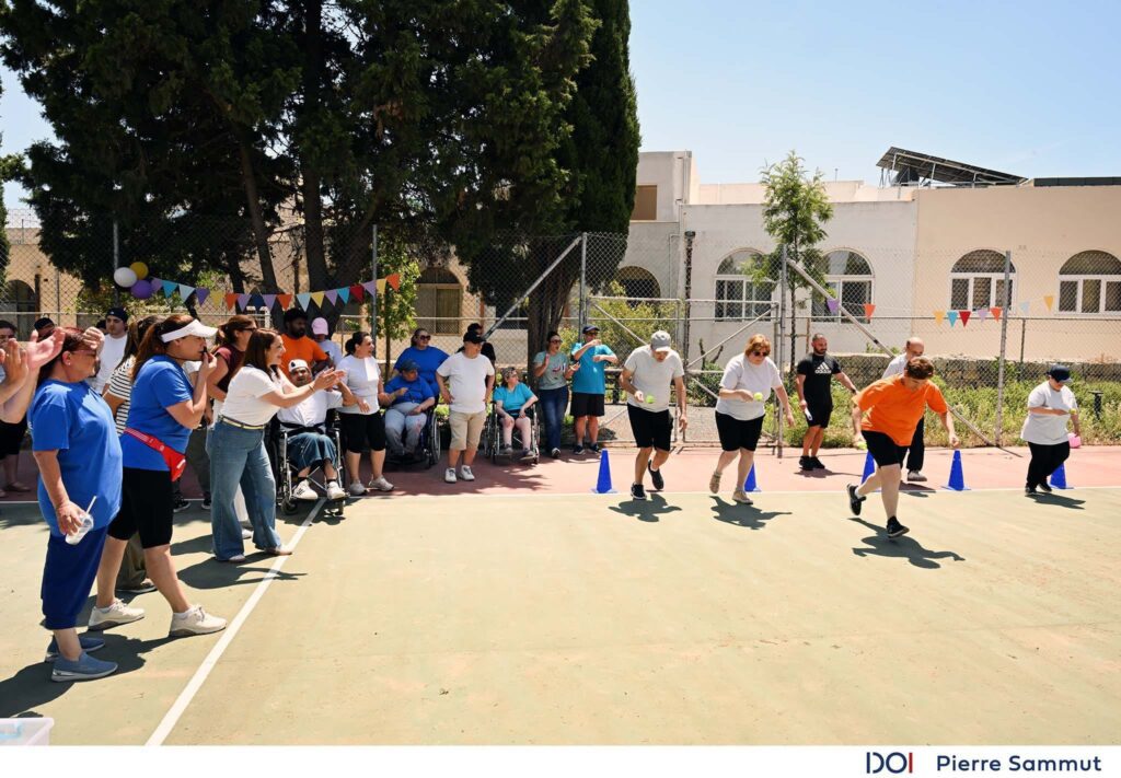Grupp ta' service users jagħmlu tellieqa