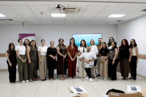Ritratt tal-grupp, inkluż il-Ministru Julia Farrugia, il-Kap Eżekuttiv Oliver Scicluna, Ms Ripard Xuereb, u l-professjonisti li għattendew it-taħriġ