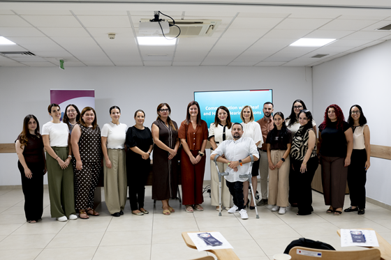 Ritratt tal-grupp, inkluż il-Ministru Julia Farrugia, il-Kap Eżekuttiv Oliver Scicluna, Ms Ripard Xuereb, u l-professjonisti li għattendew it-taħriġ