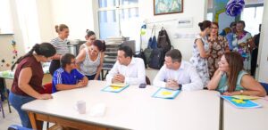 Il-Ministri Julia Farrugia, Clint Camilleri u Byron Camilleri bilqeda madwar mejda ma student, u professjonisti oħra bilwieqfa ħdejn l-istudent.